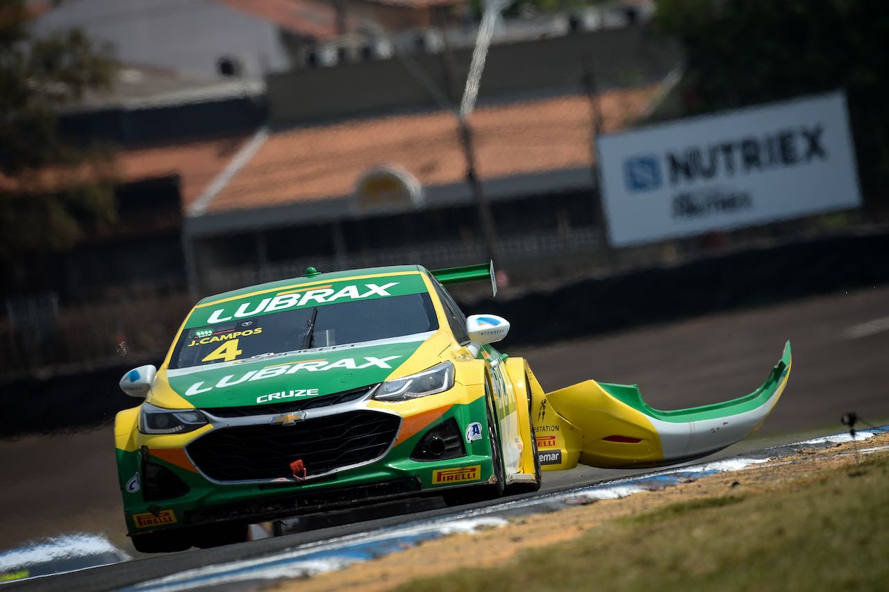 2番手発進のフリオ・カンポス（Crown Racing）がアグレッシブなアタックを見せ並びかけるも、アクシデントでリヤバンパーを破損