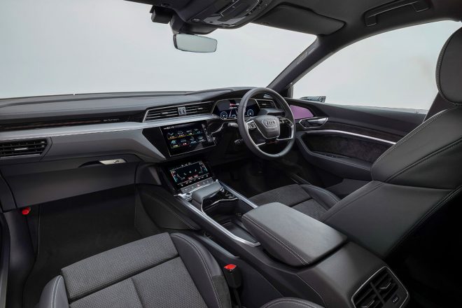 アウディeトロン スポーツバック（インテリア：コクピット）