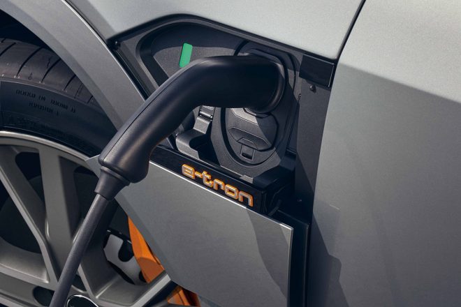 充電口は左フロントタイヤの後方に配置されている。