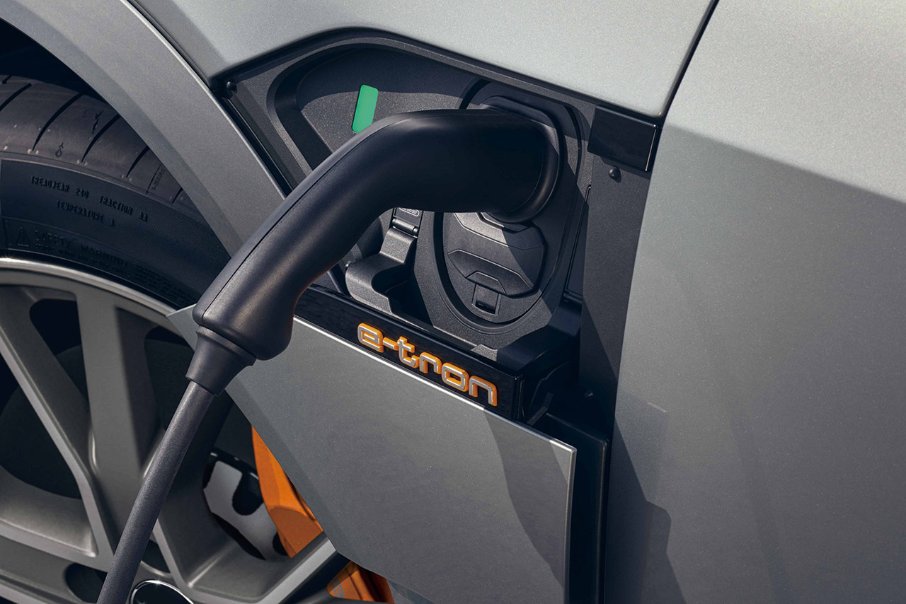 充電口は左フロントタイヤの後方に配置されている。