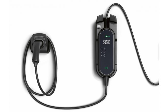 e-tronスポーツバックの充電器（標準装備）。