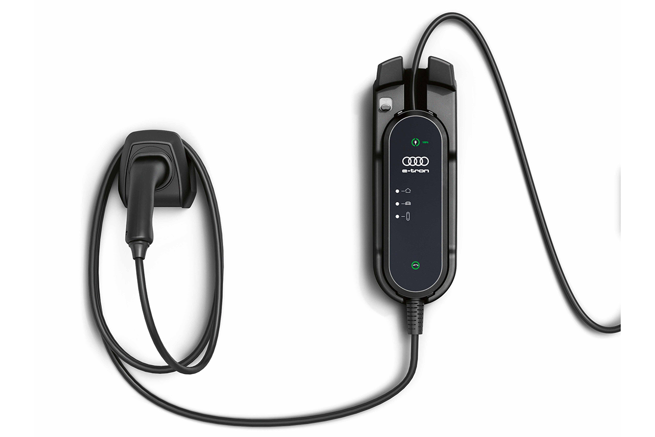 e-tronスポーツバックの充電器（標準装備）。