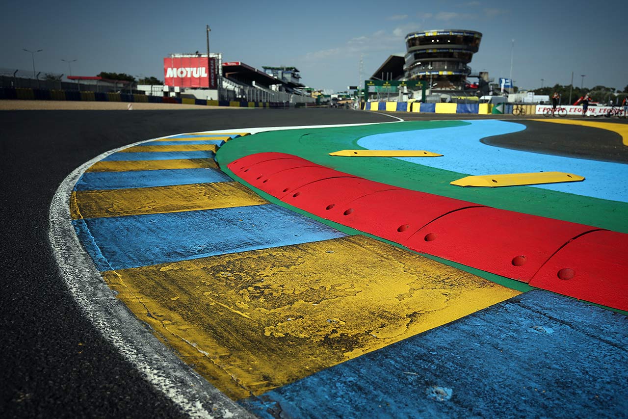 走行開始前、ル・マン・ブガッティ・サーキット最終コーナーの縁石