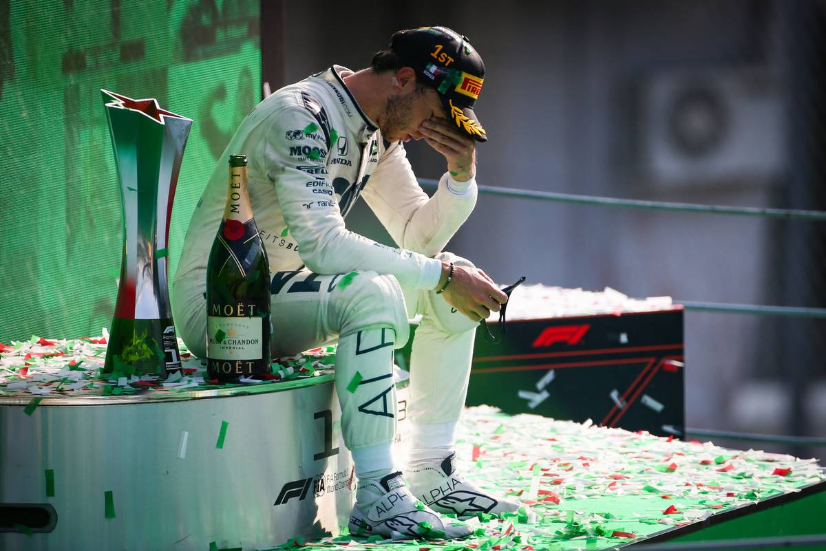 映画のワンシーンような、表彰台の上にひとり佇むガスリーさん