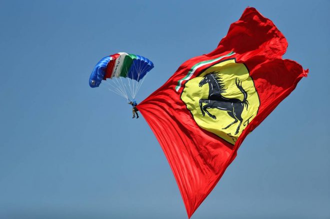 巨大フェラーリフラッグを翻しながらパラシュート降下！