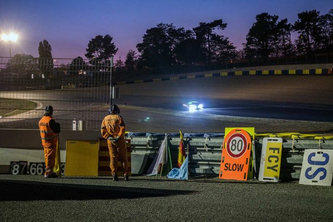 公道含む全長13.626kmのコースは、多くのオフィシャルたちによって支えられている