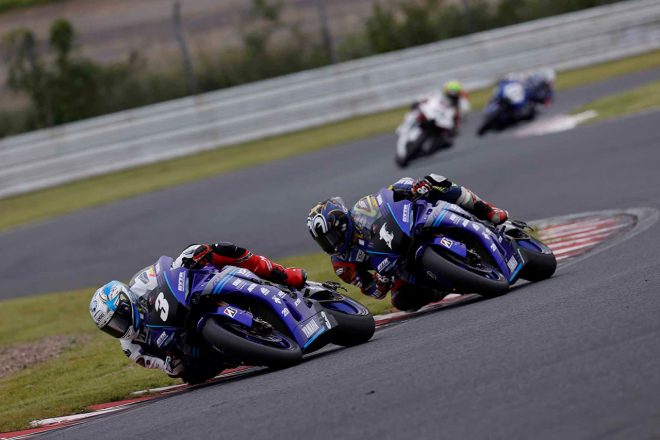 トップ争いをする野左根航汰と中須賀克行（YAMAHA FACTORY RACING TEAM）／2020年全日本ロード第3戦オートポリス JSB1000 レース1