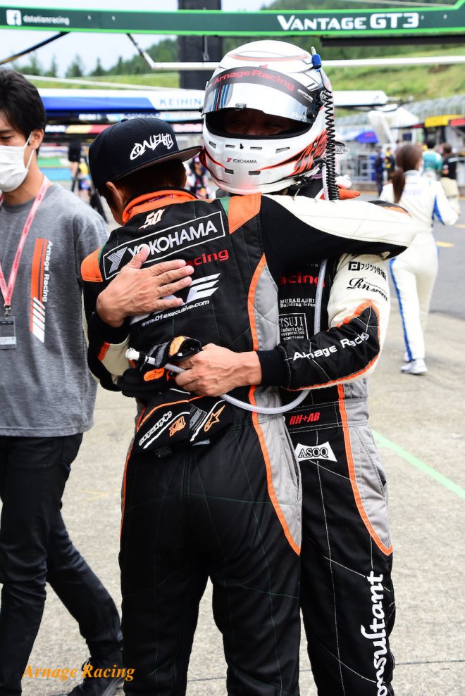 レース後抱擁を交わす山下亮生と加納政樹