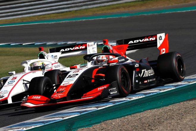 スーパーフォーミュラ第1戦もてぎ　山本尚貴（DOCOMO TEAM DANDELION RACING）と競り合うタチアナ・カルデロン（ThreeBond Drago CORSE）