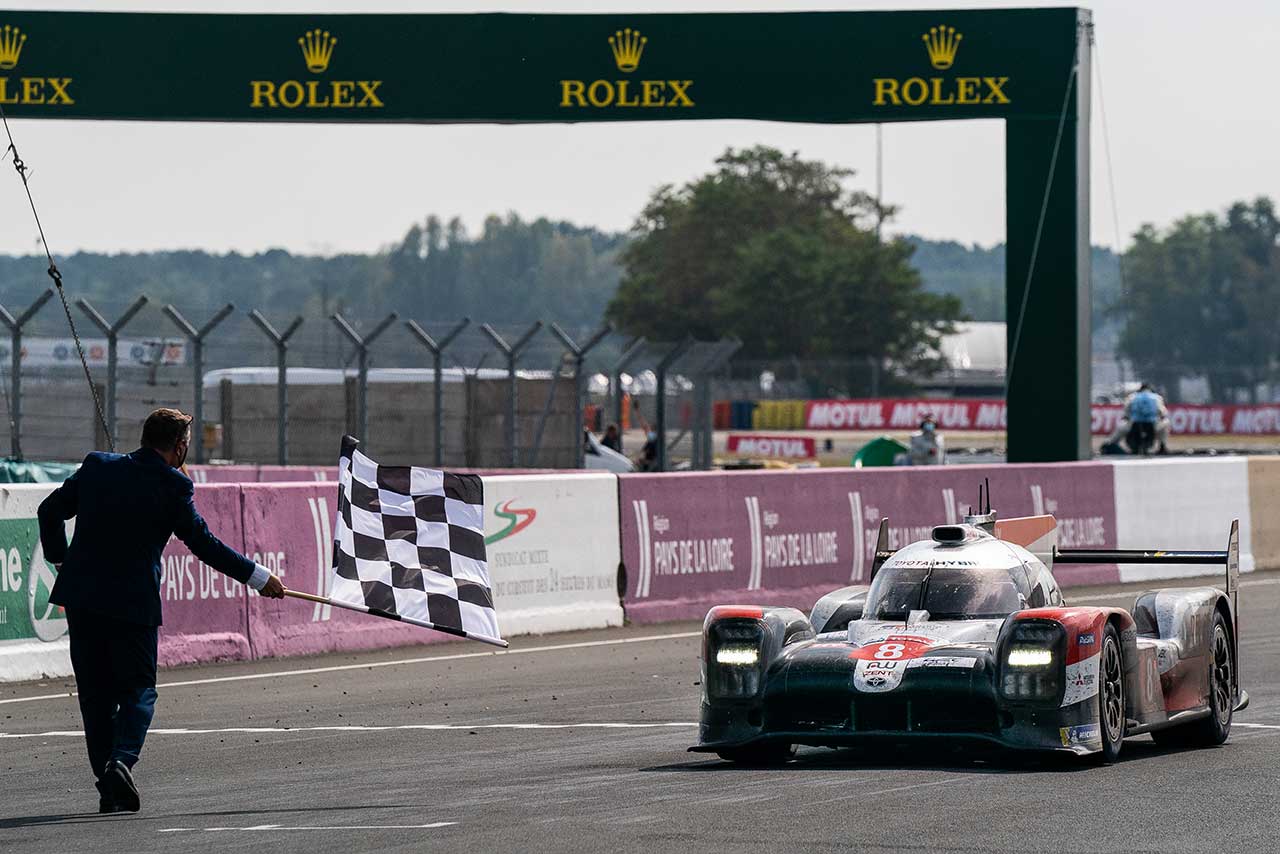 チェッカーを受ける8号車TS050ハイブリッド