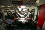 ガレージにて修復作業を行う7号車TS050ハイブリッド