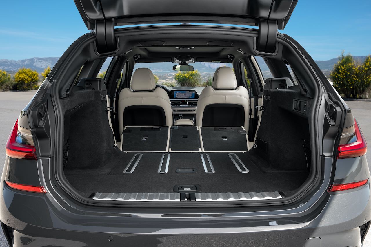 車両が直前に前進したルート最大50mまでを記憶し、その同じルートをバックで正確に戻ることが可能となる“リバース・アシスト機能”も標準装備となっている