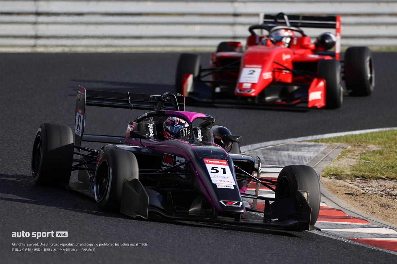 片山義章（B-MAX RACING with OIRC）と名取鉄平（TODA FIGHTEX）の3番手争い