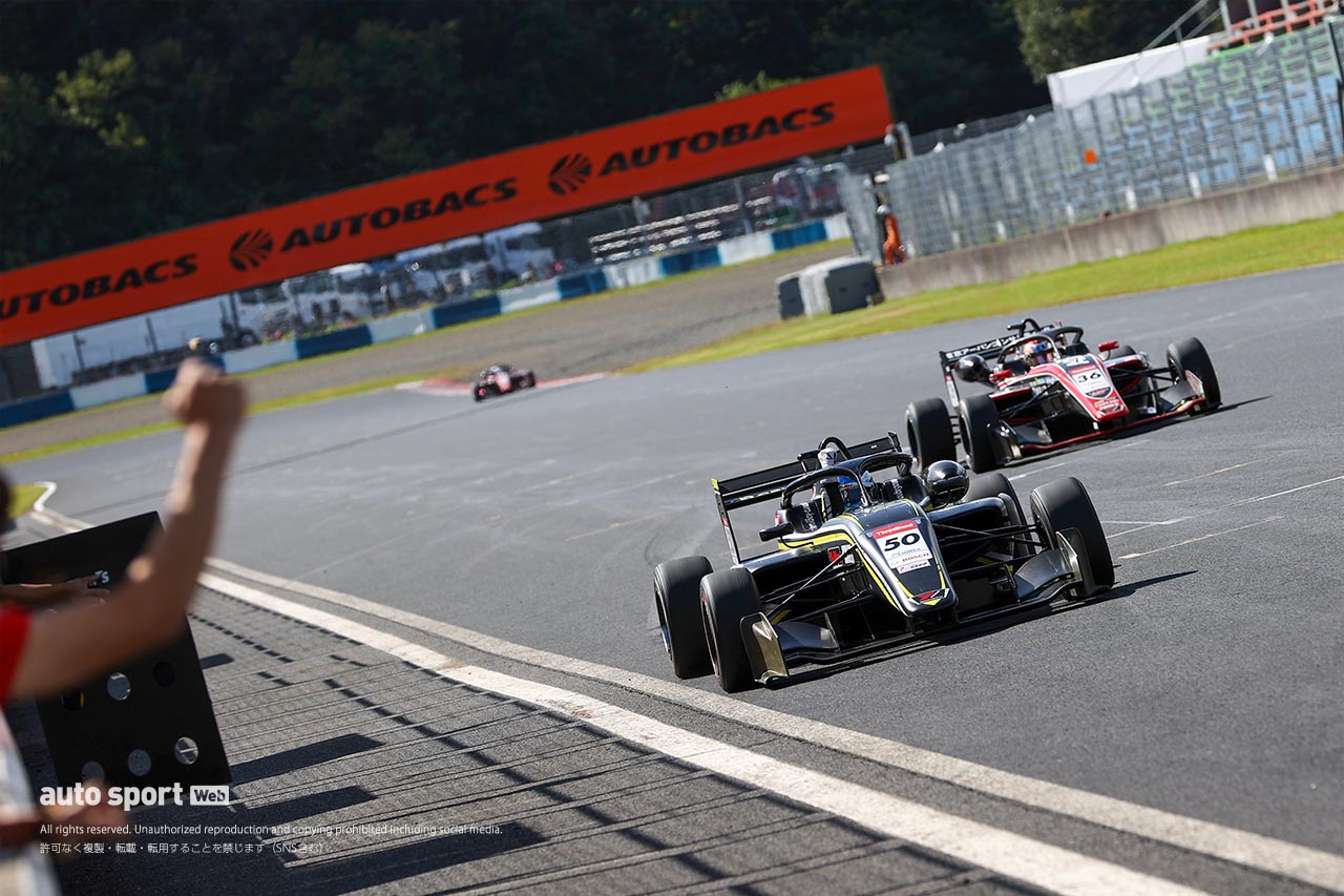 宮田莉朋（カローラ中京 Kuo TOM'S 320）を振り切りトップチェッカーを受けた阪口晴南（Buzz Racing with B-MAX）