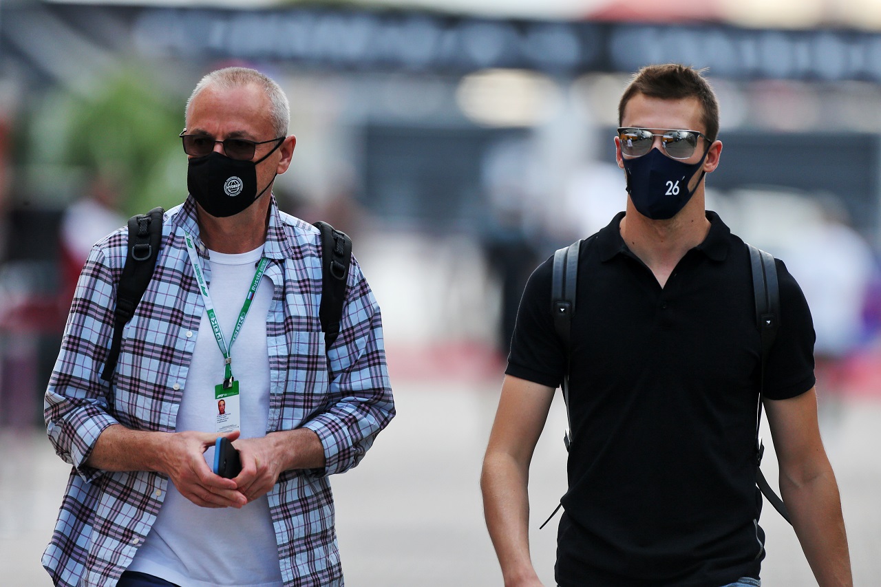 2020年F1第10戦ロシアGP　ダニール・クビアト（アルファタウリ・ホンダ）と父親のヴャチェスラフさん