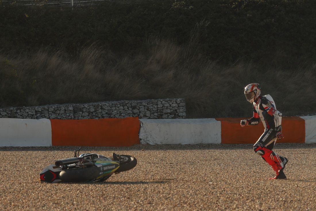 ピーター・ヒックマン（BMW MOTORRAD WORLD ENDURANCE TEAM）が転倒／EWC第4戦エストリル12時間