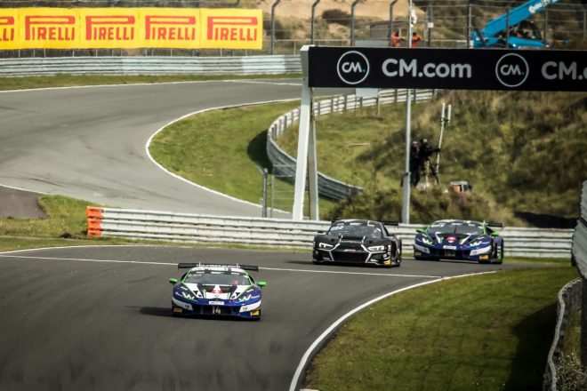 レース序盤、富田／ファン・デル・リンデ組の31号車アウディR8 LMS（ベルジャン・アウディクラブ・チームWRT）は2番手を走行
