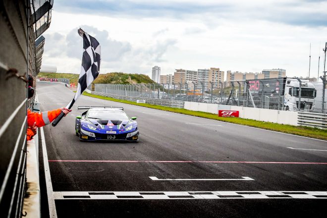 チェッカーフラッグを受けるエミール・フレイ・レーシングの163号車ランボルギーニ・ウラカンGT3エボ。この直前にはベルジャン・アウディクラブ・チームの32号車アウディR8 LMSがトップでチェッカーを受けている。