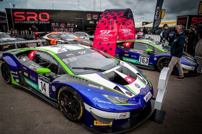 ワン・ツー・フィニッシュを達成したエミール・フレイ・レーシングの163号車（奥）と14号車ランボルギーニ・ウラカンGT3エボ（手前）