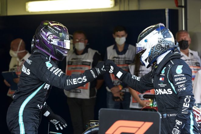 2020年F1第10戦ロシアGP　3位ルイス・ハミルトン（メルセデス）が優勝したバルテリ・ボッタス（メルセデス）を祝福