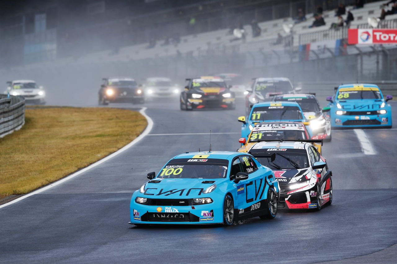 レース1のリバースポールから発進したイバン・ミューラー（Lynk＆Co 03 TCR／Cyan Racing Lynk＆Co）だが、ポジションを守ることはできず