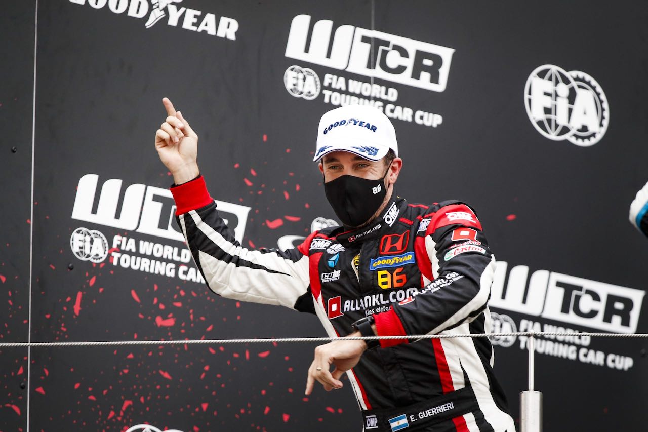 「再びニュルのノルドシュライフェで勝てるなんて夢のようだ」と語ったレース1勝者のエステバン・グエリエリ（FK8型ホンダ・シビック・タイプR TCR／ALL-INKL.COM Münnich Motorsport）