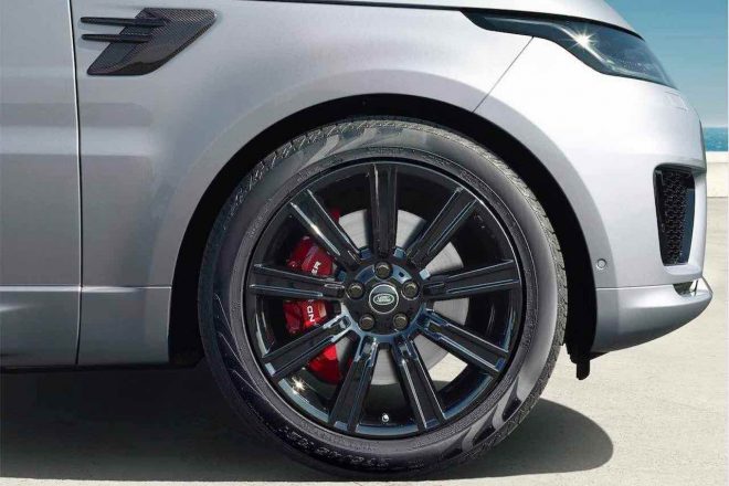 ガソリン仕様の3.0リッター直列6気筒INGENIUM搭載モデルには、新グレードの“HST”は21インチブラックホイールを装着