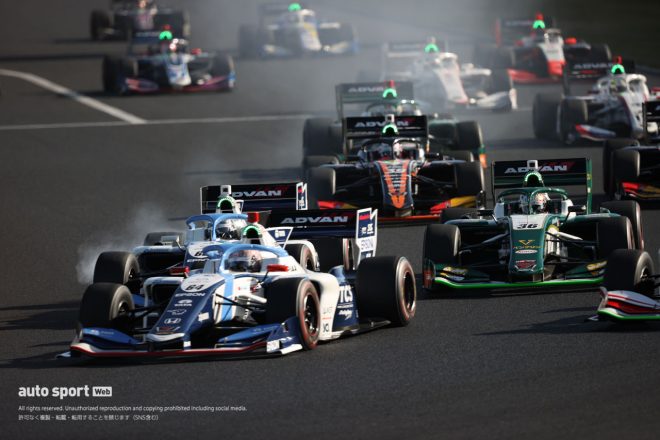 2020年スーパーフォーミュラ第2戦岡山 スタートで1コーナーに向けて、好ダッシュを決めた牧野について行こうとポジションをとっていた大湯。