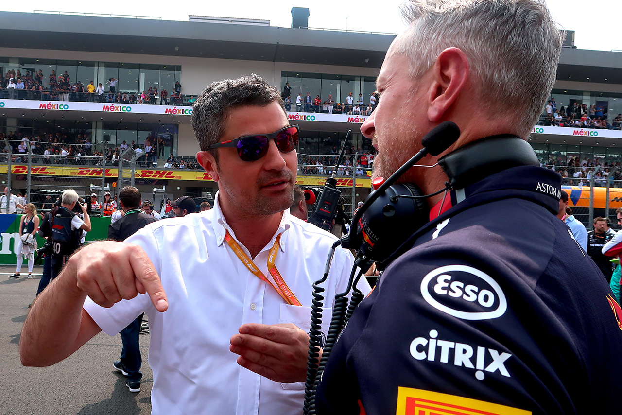 2019年F1メキシコGP　グリッド上でレッドブルのスタッフと話をするマイケル・マシ（FIAレースディレクター）