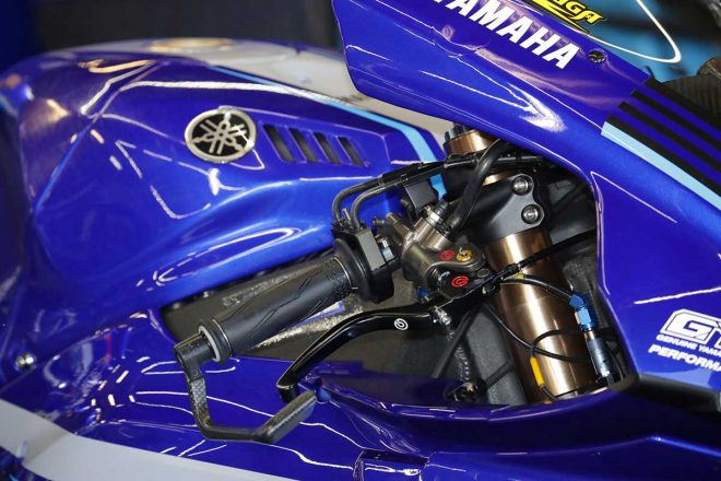 バイ・ワイヤー化されたスロットル。