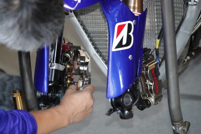 フロントブレーキ内部。気温が上がらないオートポリスではキャリパー後端にテーピングされた仕様も見られた。