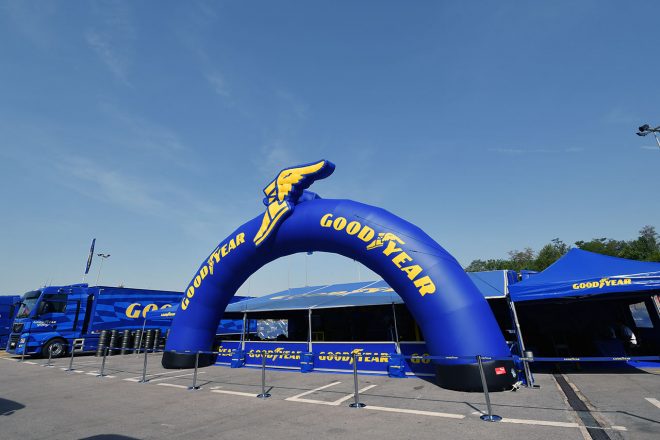2019／20シーズン、開幕前テストのバルセロナのパドックにお目見えしたグッドイヤーのタイヤサービス