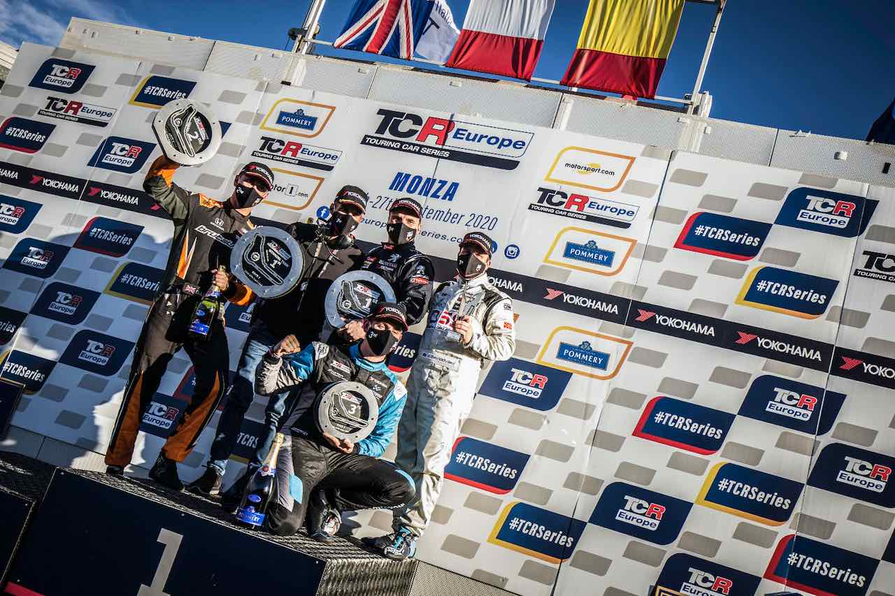 レース1の2位表彰台で、ダン・ロイド（FK8型ホンダ・シビック・タイプR TCR／Brutal Fish Racing Team）が32点差で選手権首位を守っている