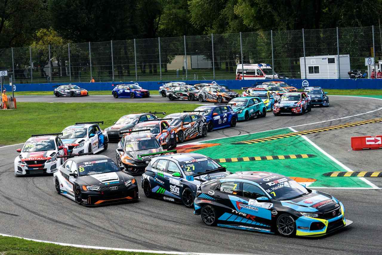 レース2のスタートでホールショットを奪ったマイク・ハルダー（FK8型ホンダ・シビック・タイプR TCR／Profi Car Team Halder）