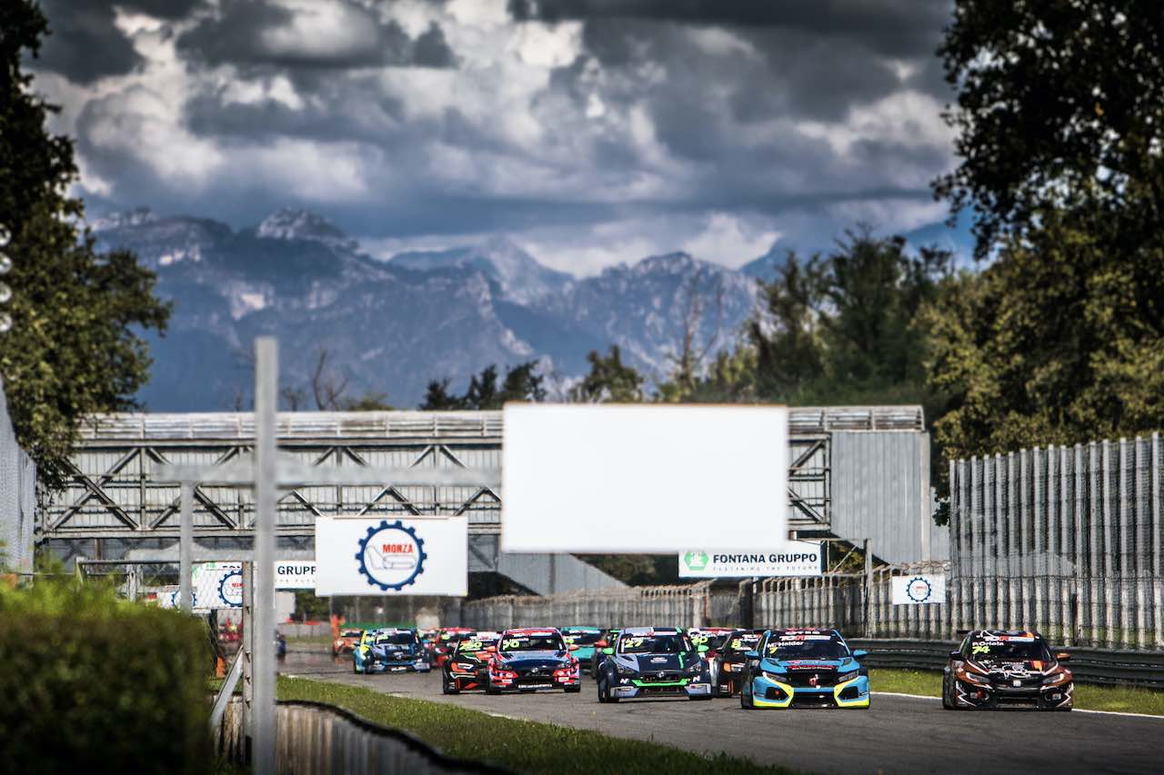 しかし、パラボリカ進入までにシビック対決を制したペペ・オリオラ（FK8型ホンダ・シビック・タイプR TCR／Brutal Fish Racing Team）が主導権を握る