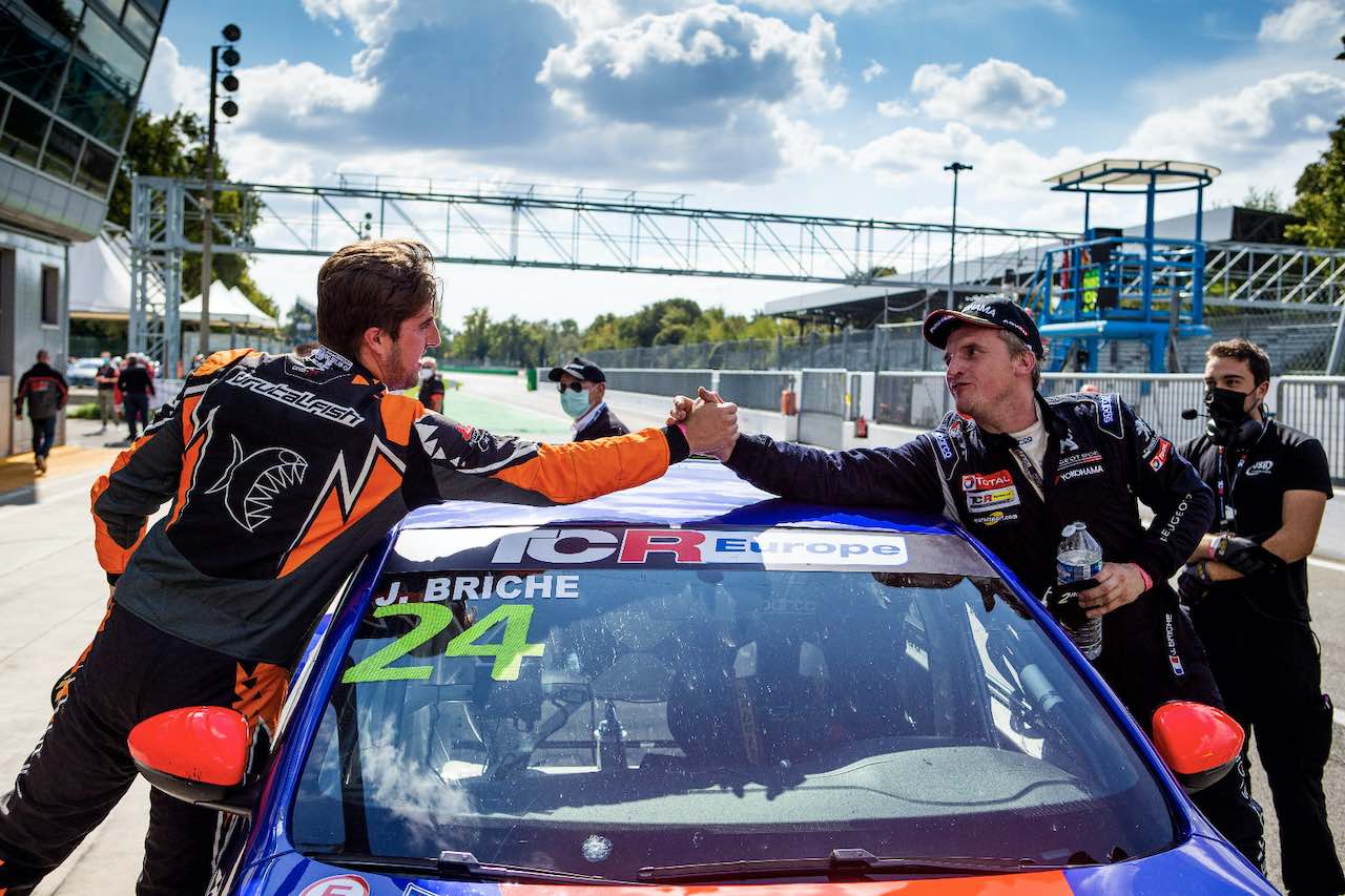 ともに不運を乗り越えての勝利に健闘を称え合うペペ・オリオラ（左）とジュリアン・ブリシュ