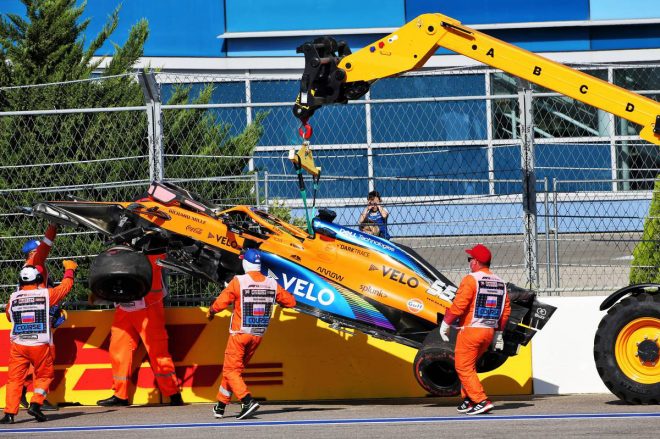 魔の2コーナーで早々にリタイアとなってしまったサインツさん