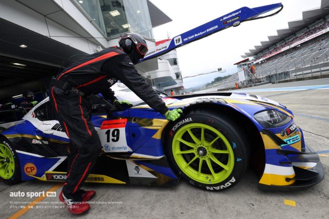 前回のクラッシュからの修復は「修理というよりは、ほぼ全部新品に交換した感じです。カウル類からアンダーパネル、ラジエター、インタークーラー、サスペンションアーム……モノコックは無事でした」と坂東正敬監督。「富士とヨコハマってそんなに相性がいいサーキットではないですが、軽いこともあるし、今回はマッチしていると思います。もちろん、決勝も狙っていきますよ」。