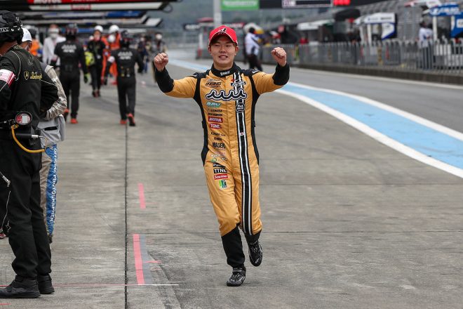 ガッツポーズをみせる小高一斗