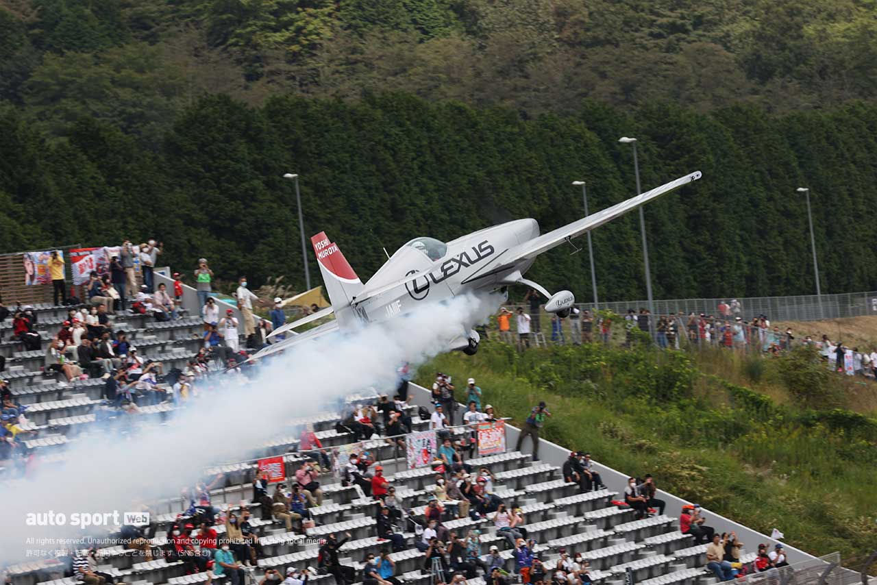 エアロバティック・パイロットの室屋義秀によるフライトパフォーマンス