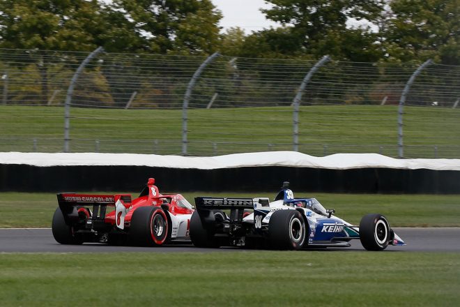 マーカス・エリクソンと競り合う佐藤琢磨