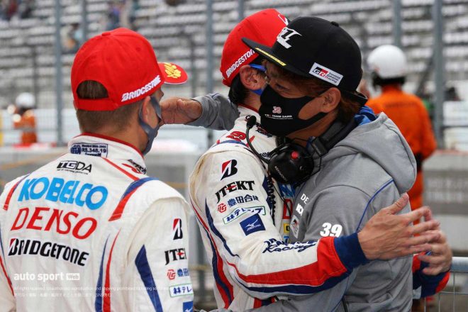 2人のドライバーとともに優勝を喜ぶ脇阪寿一監督