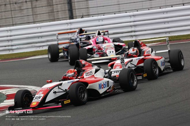 平良響と野中誠太によるTGR-DC RSトムススピリットF4同士のポジション争い