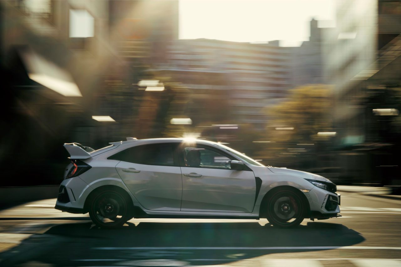 ホンダ シビック タイプr エクステリア サイド ボディカラー チャンピオンホワイト ホンダ 走りを進化させた新型 シビック タイプr 発表 国内0台限定車は11月30日発売の画像 写真 6 Autosport Web