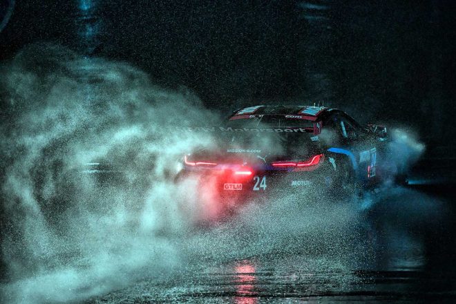 雨のなかでスタートダッシュを決め、終盤まで首位に立っていた24号車BMW M8 GTE