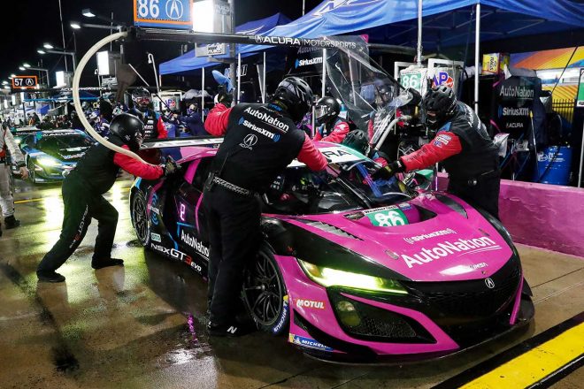 リスタートでの接触によりポジションを下げたポイントリーダーの86号車アキュラNSX GT3