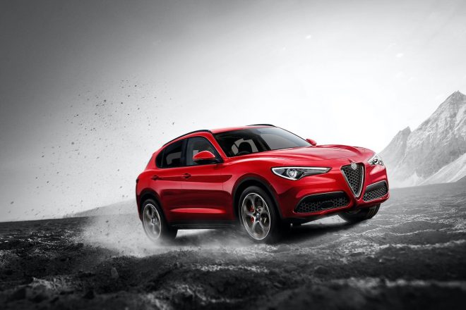 『ステルヴィオ』ではリヤバンパー下部へ足でジェスチャーを行うことにより開閉可能なハンズフリーテールゲートを採用し、同Q4にはサンルーフが標準装備に。足回りでは、路面からの入力に応じて減衰力を最適化するFSDショックアブソーバーを新たに採用した