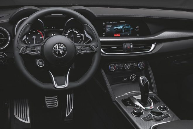 機能面では車両の設定やスマートフォンとの連携が可能なコネクトシステムに、直感的な操作が可能な8.8インチタッチディスプレイを採用。センターコンソロール周りの素材や形状変更を実施し、インテリアの質感も向上した