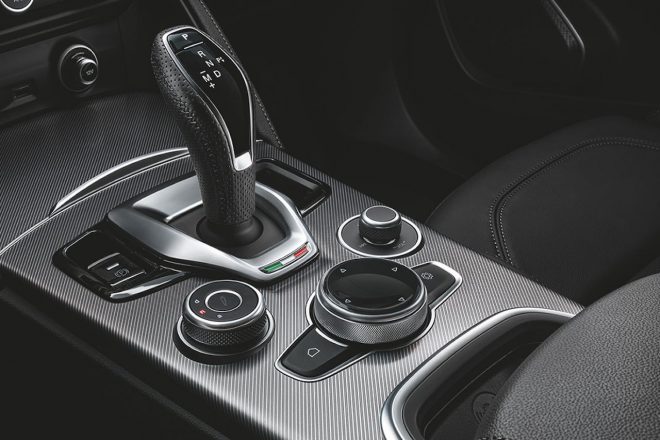 SUPERやVELOCE、Q4といった従来からのカタログモデルには、前走車と一定の車間距離を保ちながら速度を合わせて追従するアダプティブ・クルーズ・コントロール(ACC)に、ハイウェイアシストシステム(HAS)を追加している