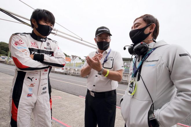 塚越広大と伊与木仁エンジニア、道上龍監督